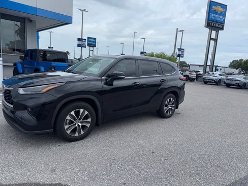 Used 2023 Toyota Highlander XLE FWD image 1