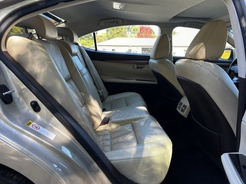 Used 2017 Lexus ES 300h w/ Luxury Package image 24
