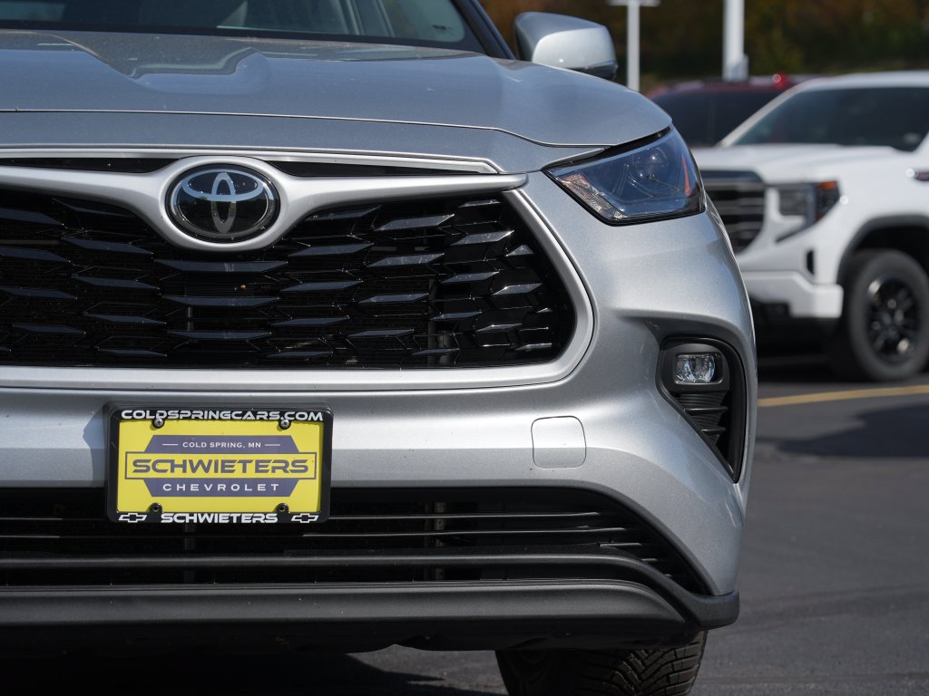 Used 2023 Toyota Highlander XLE AWD/4WD image 10