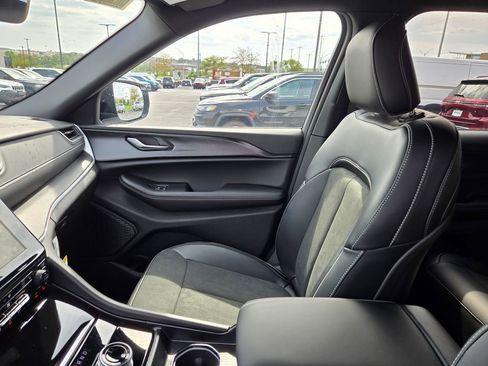 New 2025 Jeep Grand Cherokee Altitude image 5