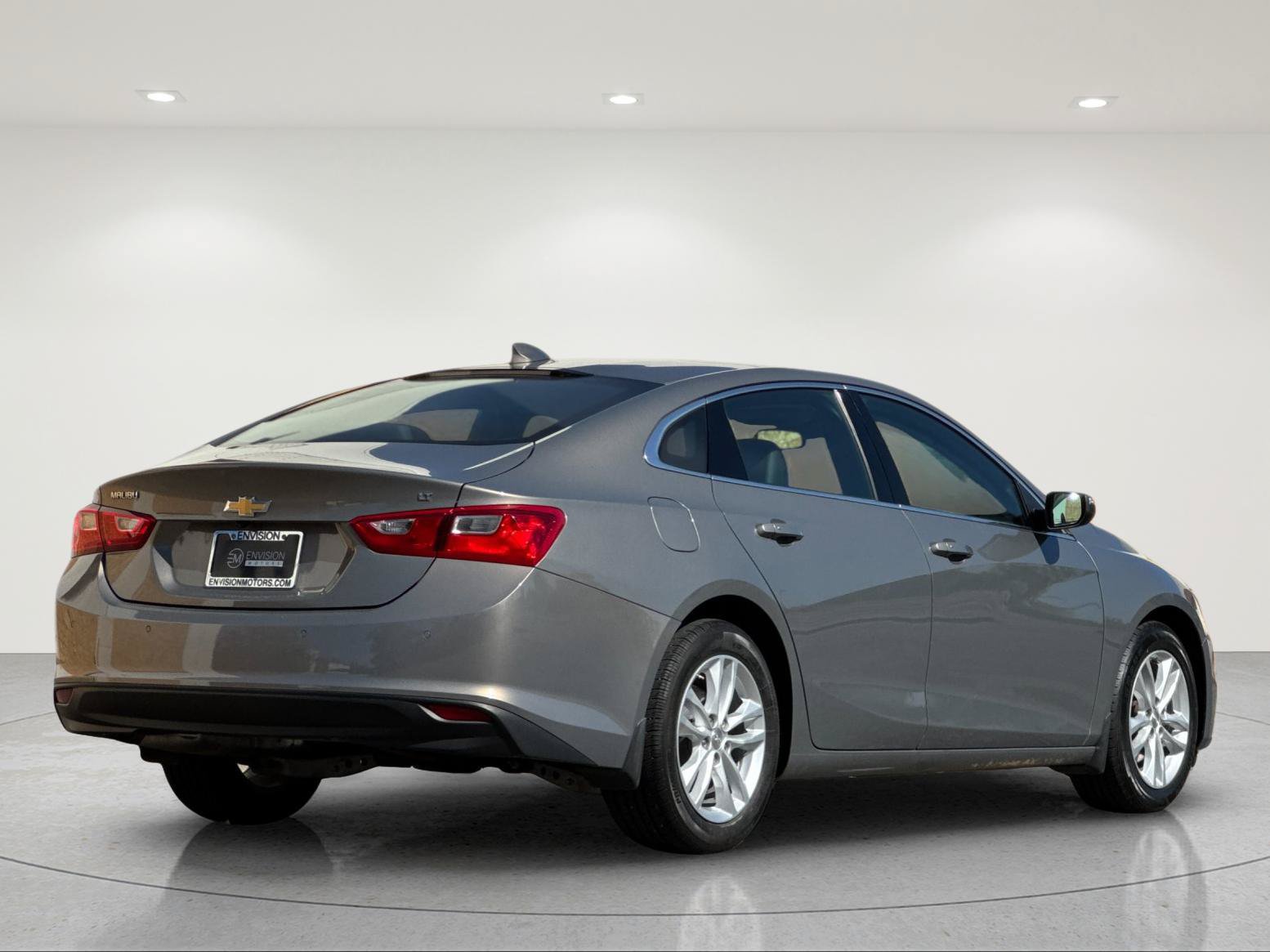 Used 2017 Chevrolet Malibu LT w/ Leather Package FWD image 6