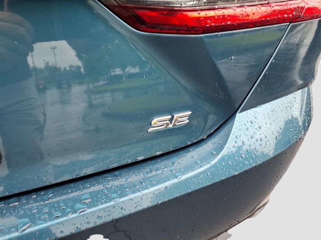 Used 2025 Toyota Camry SE FWD image 9