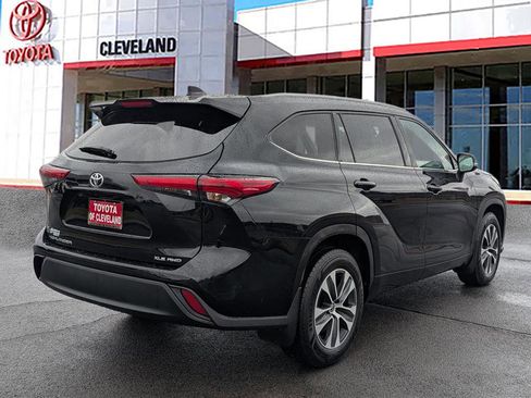 Used 2022 Toyota Highlander XLE image 7