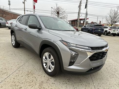 Used 2025 Chevrolet Trax LS w/ Driver Confidence Package image 11