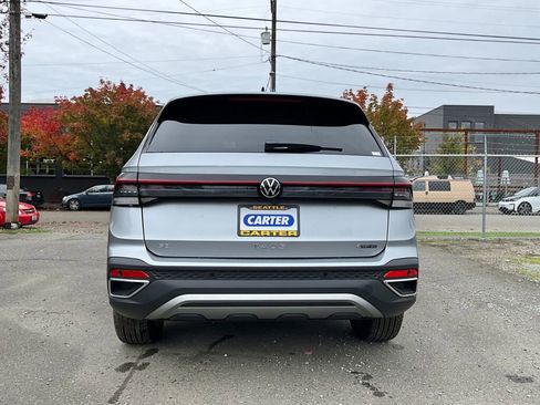 New 2025 Volkswagen Taos SE image 7