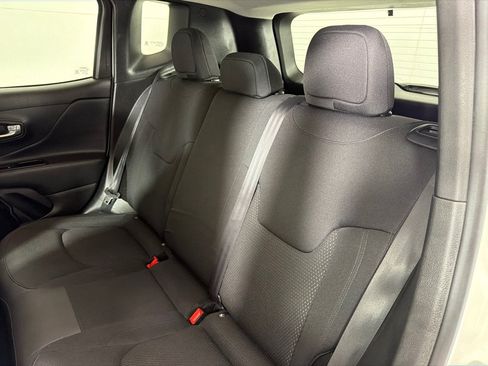 Used 2018 Jeep Renegade Altitude w/ UConnect 8.4 Nav Group AWD/4WD image 21
