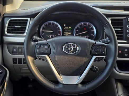 Used 2018 Toyota Highlander Limited image 12