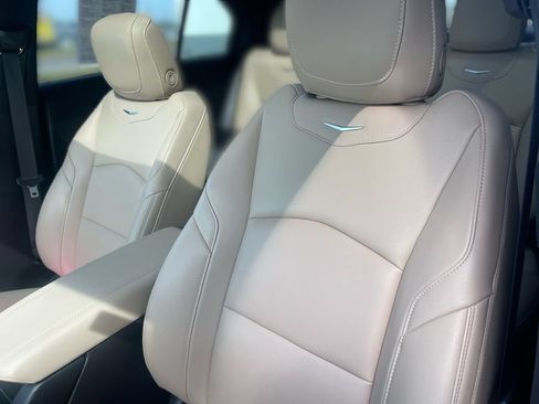 Certified 2024 Cadillac XT4 Luxury w/ Cold Weather Package FWD image 8