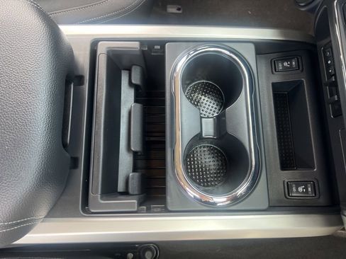 Used 2024 Nissan Titan SV w/ SV Convenience Package image 23