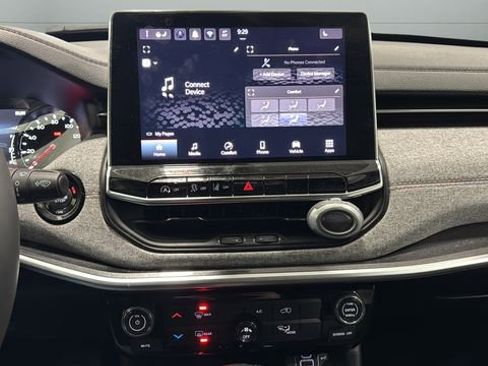 Used 2024 Jeep Compass Latitude image 11