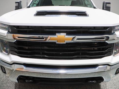 Used 2024 Chevrolet Silverado 2500 LT w/ Convenience Package AWD/4WD image 4
