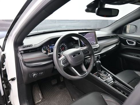 Used 2025 Jeep Compass Trailhawk image 18