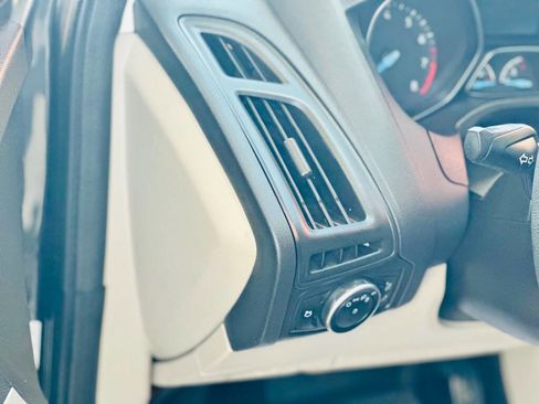 Used 2016 Ford Focus SE w/ SE Power Seat Package image 16