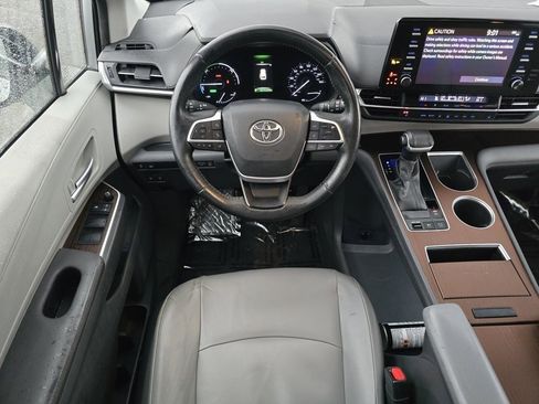 Used 2022 Toyota Sienna XLE image 33