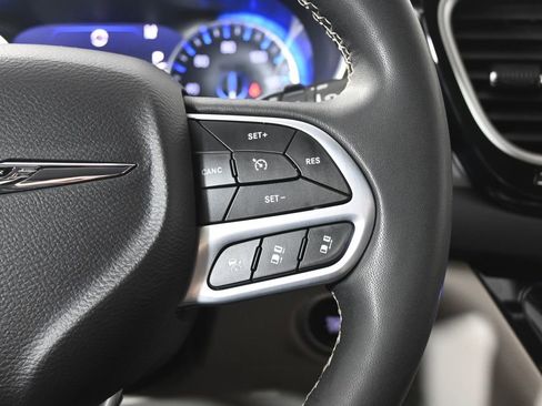 Used 2024 Chrysler Pacifica Touring-L FWD image 39
