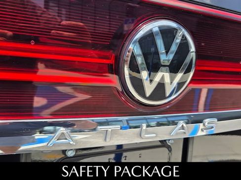Used 2024 Volkswagen Atlas SE w/ Panoramic Sunroof Package FWD image 12