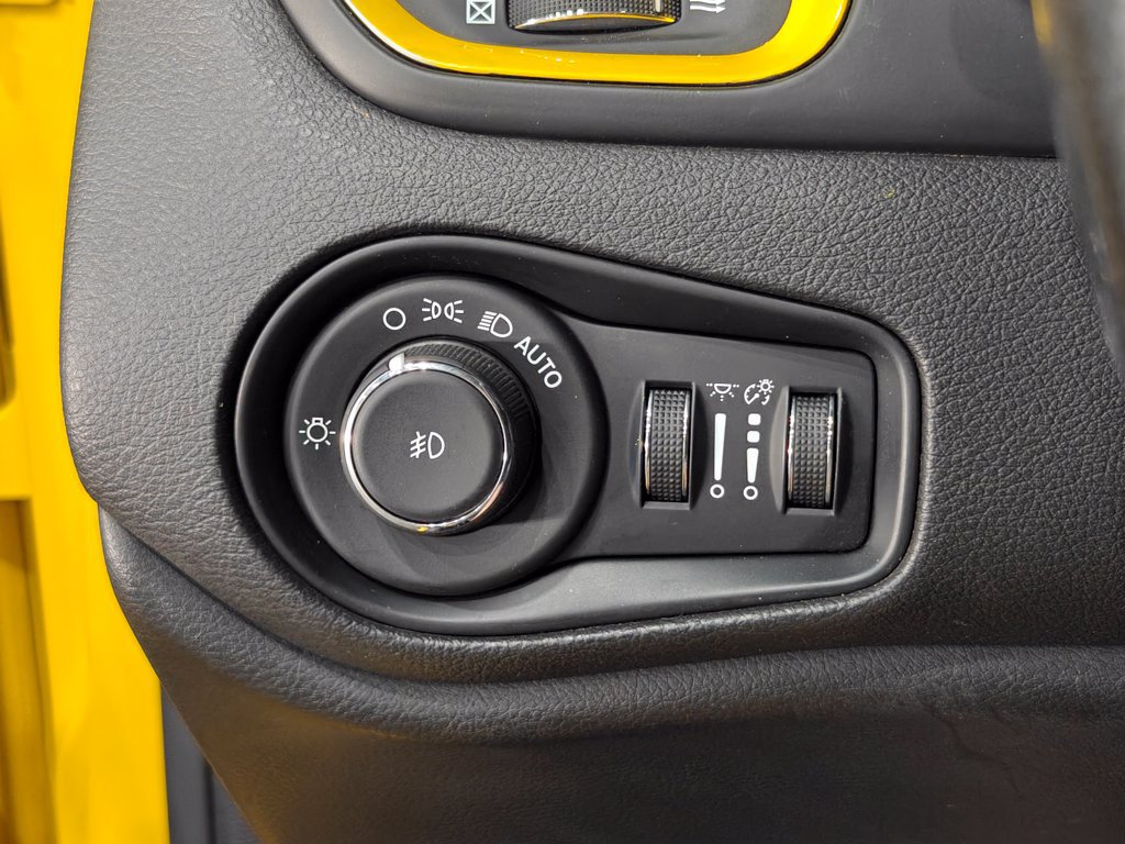 Used 2016 Jeep Renegade Latitude FWD image 30