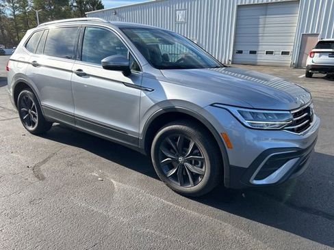 Certified 2024 Volkswagen Tiguan SE image 4