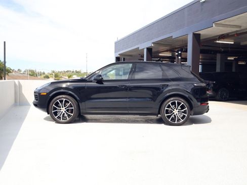 Certified 2023 Porsche Cayenne Platinum Edition image 2