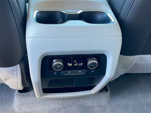 Used 2025 GMC Acadia Denali w/ Super Cruise Package image 17