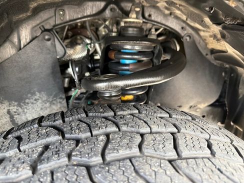 Used 2017 Toyota Tacoma TRD Off-Road w/ Premium & Technology Package AWD/4WD image 28