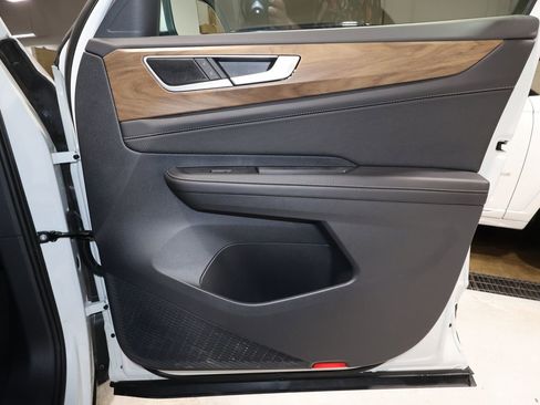 Used 2025 Volkswagen Atlas SE FWD image 18