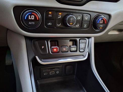 Used 2019 GMC Terrain SLT w/ Preferred Package image 19