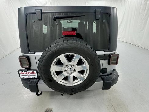 Used 2018 Jeep Wrangler Unlimited Sahara w/ Connectivity Group AWD/4WD image 4