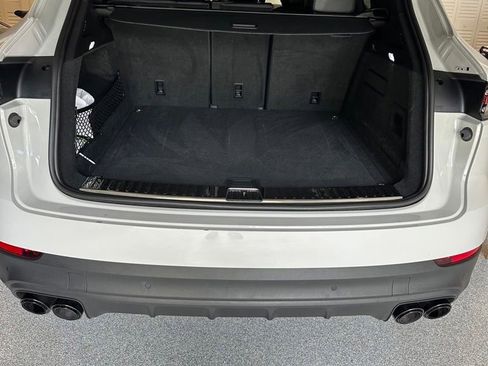 Used 2023 Porsche Cayenne AWD/4WD image 11