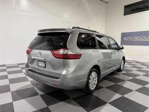 Used 2017 Toyota Sienna Limited Premium image 5