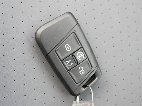 Certified 2025 Volkswagen Jetta SE image 37