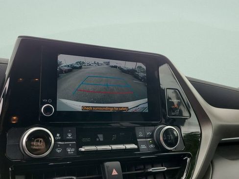 Used 2023 Toyota Highlander LE image 25