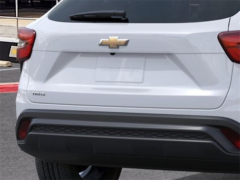 New 2026 Chevrolet Trax LS w/ LS Convenience Package FWD image 14