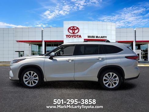 Used 2023 Toyota Highlander Limited FWD image 2