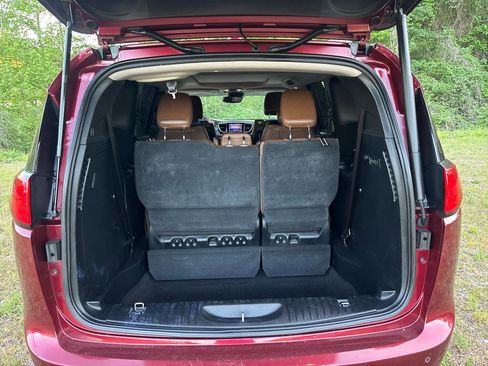 Used 2017 Chrysler Pacifica Limited image 17