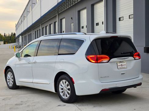 Used 2018 Chrysler Pacifica Touring-L image 6