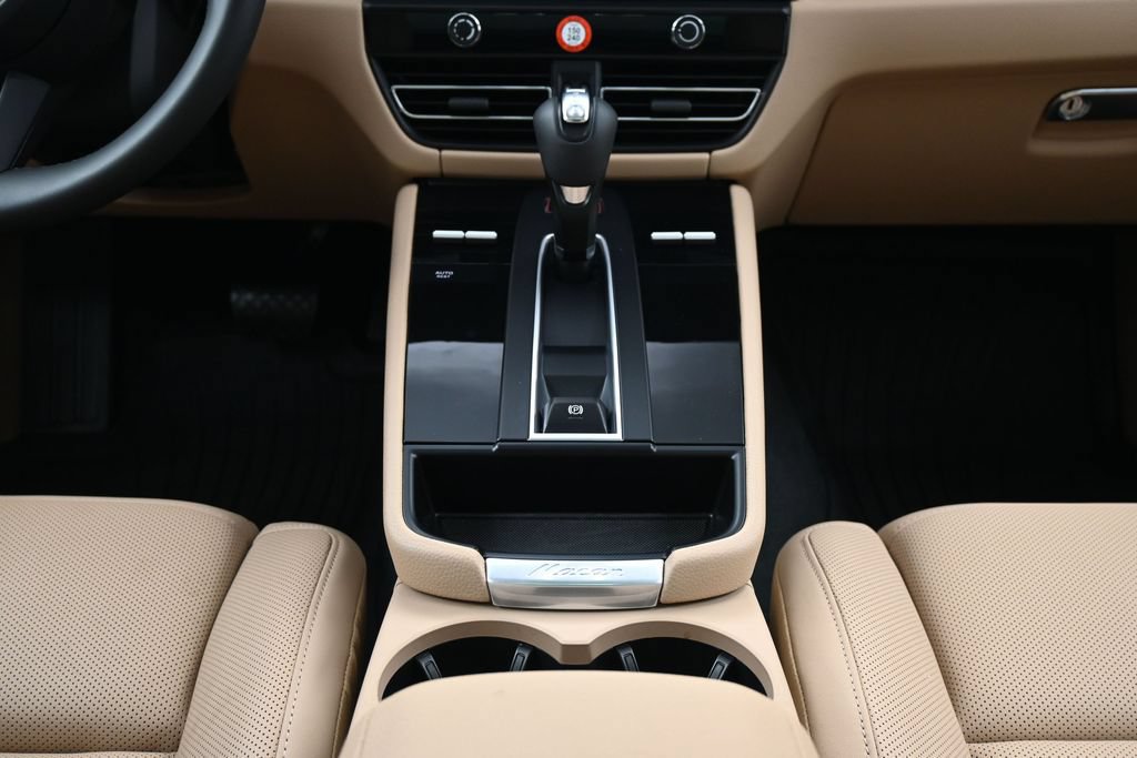 Certified 2026 Porsche Macan AWD/4WD image 10