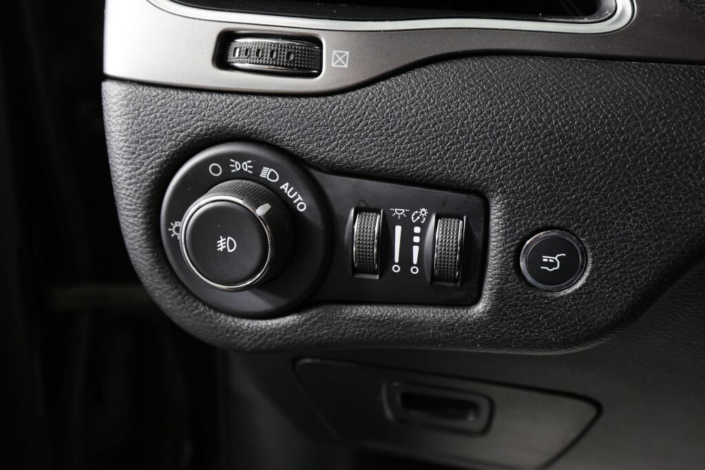 Used 2019 Jeep Cherokee Latitude Plus w/ Comfort/Convenience Group FWD image 33