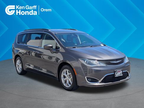 Used 2017 Chrysler Pacifica Touring-L w/ Tire & Wheel Group FWD image 1