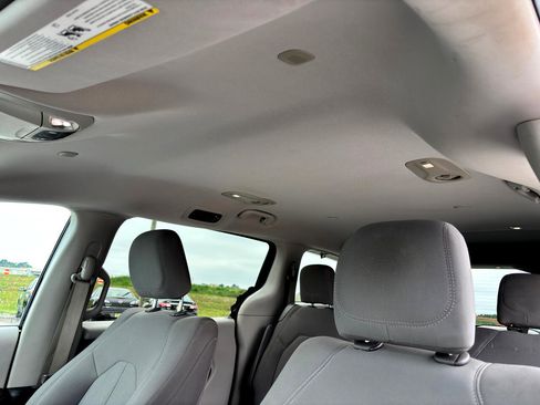 Used 2017 Chrysler Pacifica Touring w/ Tire & Wheel Group image 18