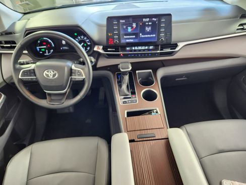 Used 2024 Toyota Sienna XLE image 16