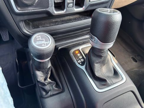 Used 2022 Jeep Gladiator Overland AWD/4WD image 42