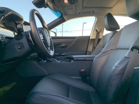 Used 2025 Lexus ES 350 w/ Premium Package image 16