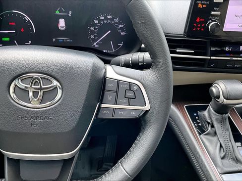Used 2024 Toyota Sienna XLE FWD image 25