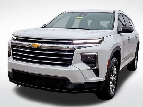 Used 2024 Chevrolet Traverse LT w/ Enhanced Driving Package image 4