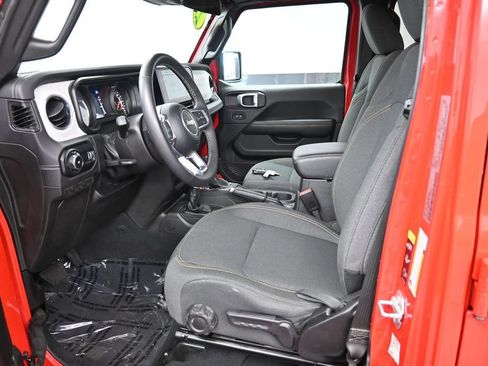 Used 2025 Jeep Wrangler Unlimited Sahara AWD/4WD image 29