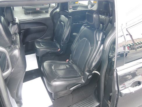 Used 2018 Chrysler Pacifica Touring-L w/ S Appearance Package FWD image 28
