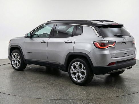 Used 2025 Jeep Compass Latitude AWD/4WD image 6