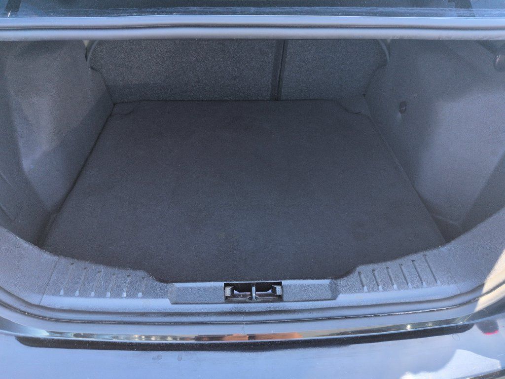 Used 2018 Ford Focus SE w/ SE Appearance Package FWD image 23