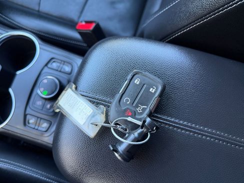 Used 2024 GMC Terrain SLT image 21